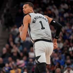 九游体育-米奇：没有文班伤情的最新消息 他能打完上半场是积极信号